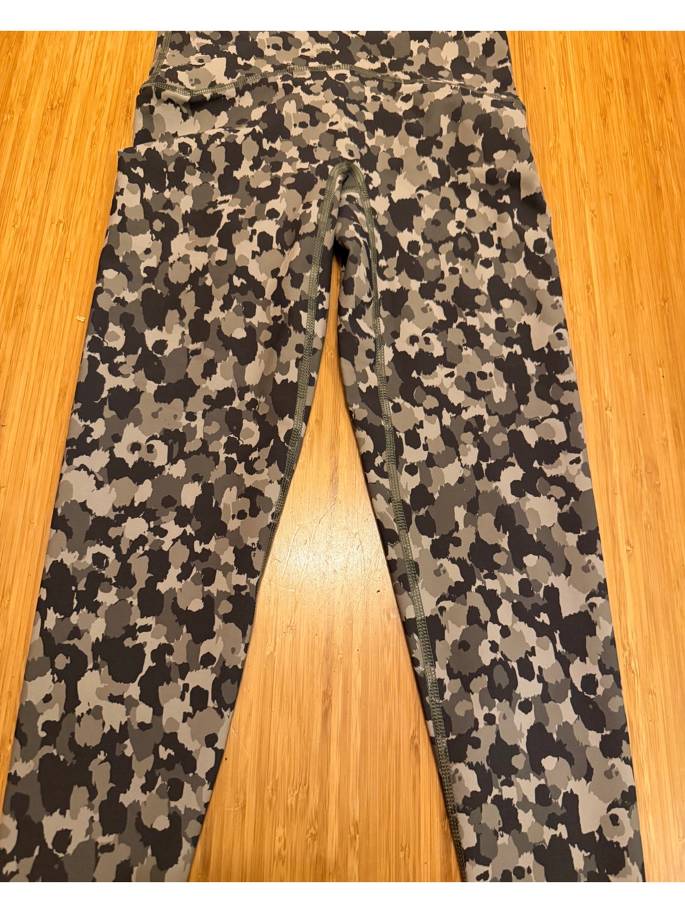 SPANX Booty Boost Active 7/8 Leggings Brushed Collage Camo Raw Hem NWOT - Picture 2 of 3